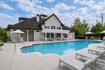 Resort-style pool & sundeck